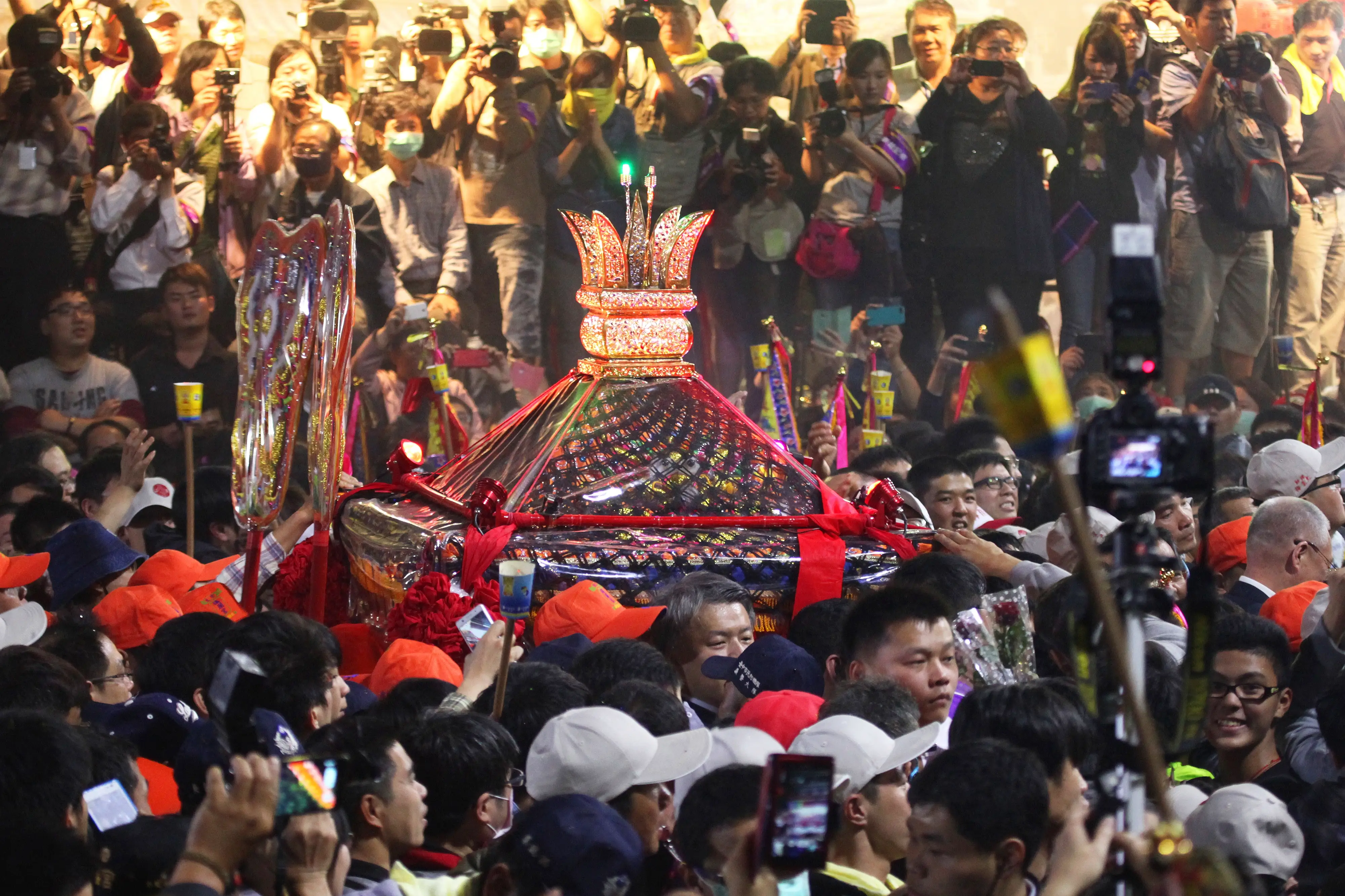 你是否正準備參加一年一度的「大甲媽祖遶境進香」活動,卻因【資金不足】、【生活壓力沉重】而陷入進退兩難? 想【誠心參香】、【履行願望】,卻又擔心請假會影響收入,遶境過程中的【交通餐費】、【住宿】與【供品】等支出超出負擔? 對許多信徒而言,大甲媽遶境不只是宗教儀式,更是一場心靈洗滌與信仰實踐的旅程。 然而,現實生活的經濟壓力,往往成為阻擋你踏上這段神聖旅程的最大障礙;特別是【香燈腳】、【義工】,以及想帶家人同行的信徒們,更可能因為短期資金吃緊而被迫放棄。、