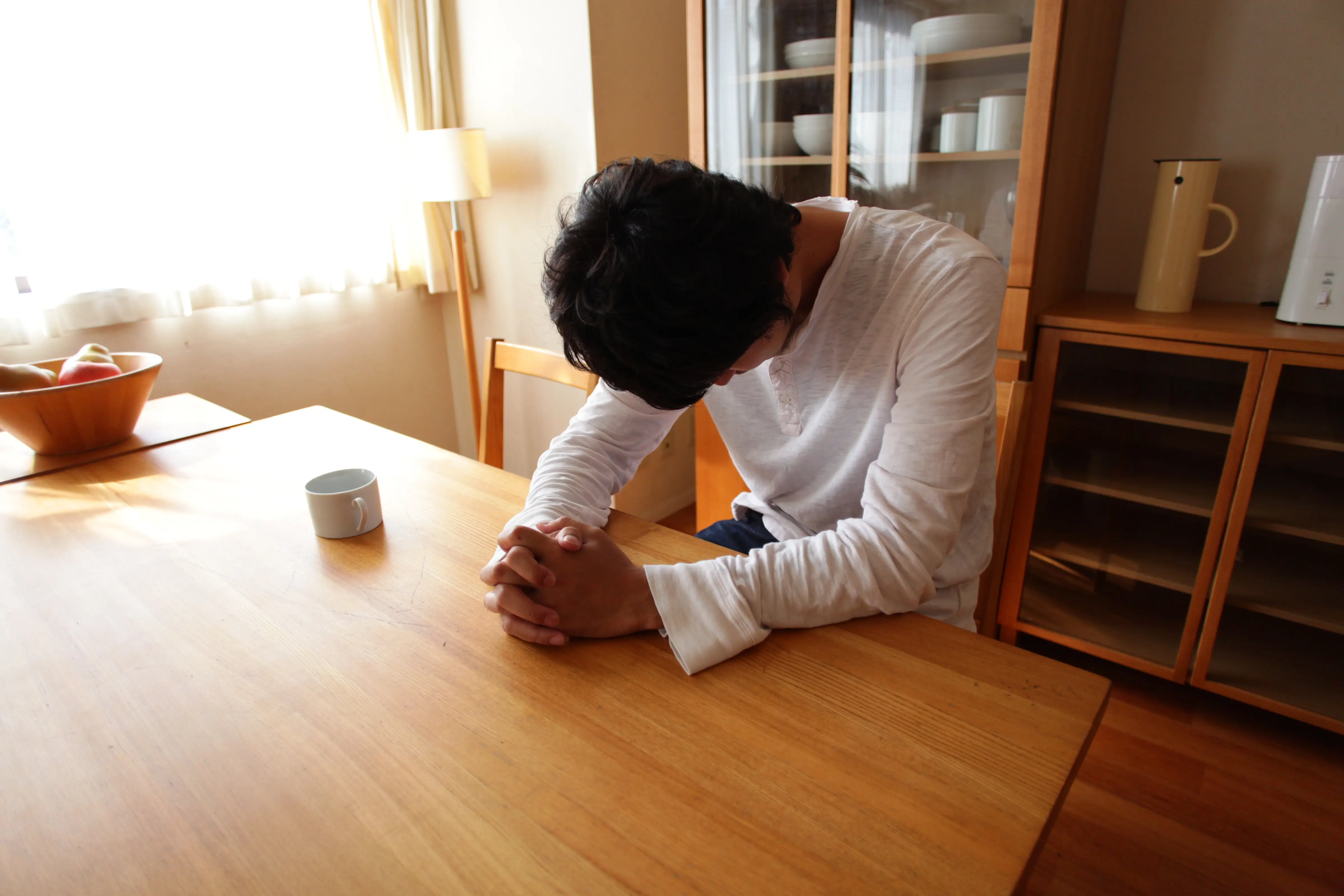 在資金短缺的壓力下,許多人會選擇透過【信用卡預借現金】、【民間高利借款】,甚至到當鋪抵押物品來快速籌措資金,雖然暫時解決了眼前困難,卻也因此陷入「只繳利息還不到本金」的惡性循環。 每月薪水剛入帳就被拿去還債,生活品質逐漸下滑,【心理】與【經濟】壓力不斷累積,讓人喘不過氣來。 如果你正面臨這樣的困境,別急著放棄,其實還有方法能幫你重新掌握財務主導權,那就是「轉貸降息」。 透過整合現有債務,重新規劃還款方式,改用利率更低的貸款方案,不僅能有效減輕每月負擔,還能真正走出長期還款的壓力。 特別是如果你正在承受高利貸款的煎熬,甚至已經到了「利滾利」的邊緣,千萬不要一個人苦撐。
