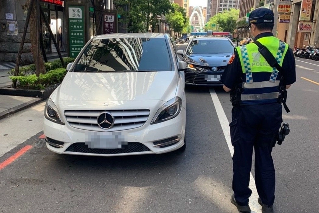 如果開著牌照稅逾期的車輛上路,被發現行駛在道路上,或是停放於【公路】、【街道巷弄】、【路邊停車格】,車主除了需補稅之外,還要額外繳稅額 1 倍以下的罰鍰,連續被查獲將連續處罰! 如果是因為車子故障暫時不會使用的話,可以先向監理機關辦理【報廢】或【停駛】,使用牌照稅計會徵至報停前 1 日,有溢繳的話還可以退稅。 若想要繼續用車,只要在 1 年內至監理機關申請恢復使用手續即可,要特別注意的是,申報停止使用期間,若將車輛【行駛在道路】或【停放在公共車位上】,經查獲會被處應納稅額 2 倍以下的罰鍰。