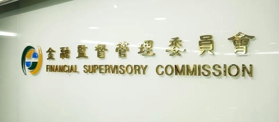 根據金融監督管理委員會的規定: 凡是屬於無擔保債務,像是【信用貸款】、【信用卡循環】、【預借現金】等,總金額不得超過你平均月收入的 22 倍