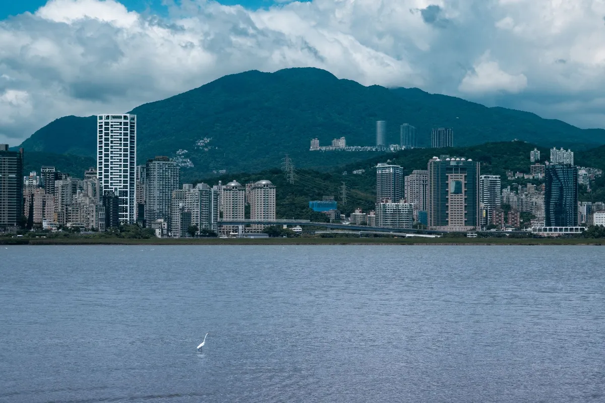 新北市城市天際線與山巒綠水環繞的都會景觀